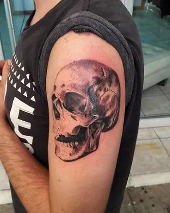 Ana Arauz: Avanzando a través de la tinta 2 Tatuaje de cráneo
