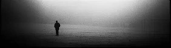 Hombre solo en la oscuridad