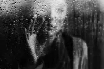 Un día perfecto 1 Mujer en la ventana con lluvia - En Veces