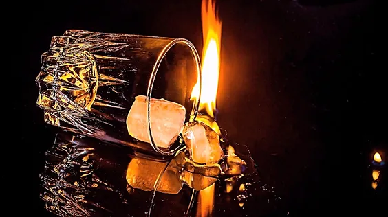 Noche de tormenta, a medio día 1 Vaso con whisky derramado