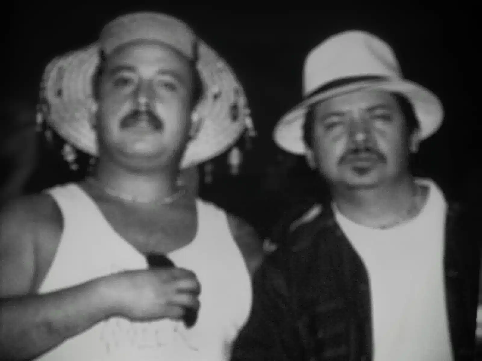 De cómo una bola de chanfaininos rocanroleros la hicieron de pedo en una ciudad moralista y bizarra como Guanatos 1 La banda del Bush