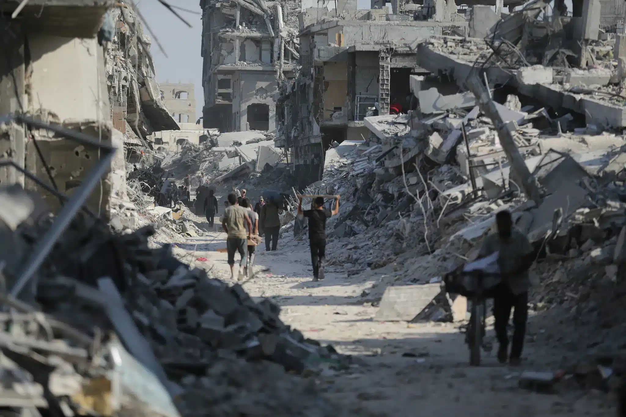 Palestinos caminan a través de un mar de escombros en Sheikh Radwan, ciudad de Gaza, 16 de octubre de 2025. (Yousef Zaanoun)